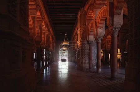 Foto de Córdoba, España - 10 de junio de 2019: Arcos, columnas y paneles de celosía en la mezquita-catedral de Córdoba - Córdoba, Andalucía, España - Imagen libre de derechos