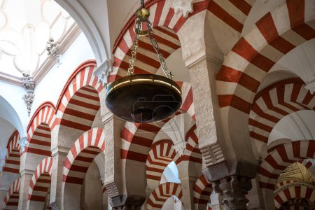 Foto de Córdoba, España - 10 de junio de 2019: Arcos y columnas del Aula de Oración Hypostyle en la Mezquita-Catedral de Córdoba (ampliación de Al-Mansur) - Córdoba, Andalucía, España - Imagen libre de derechos