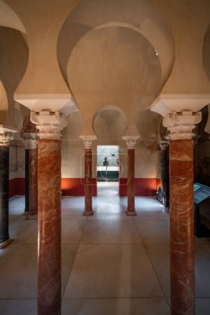 Foto de Córdoba, España - 11 de junio de 2019: Caliphal Warm Room from Umayyad period at Caliphal Baths (Banos del Alcazar Califal) - Córdoba, Andalucía, España - Imagen libre de derechos