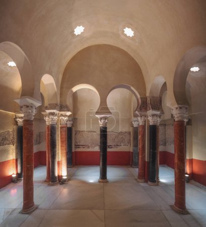 Foto de Córdoba, España - 11 de junio de 2019: Caliphal Warm Room from Umayyad period at Caliphal Baths (Banos del Alcazar Califal) - Córdoba, Andalucía, España - Imagen libre de derechos