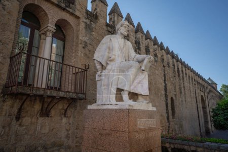 Téléchargez les photos : Cordoue, Espagne - 12 juin 2019 : Statue des Averroès - Cordoue, Andalousie, Espagne - en image libre de droit
