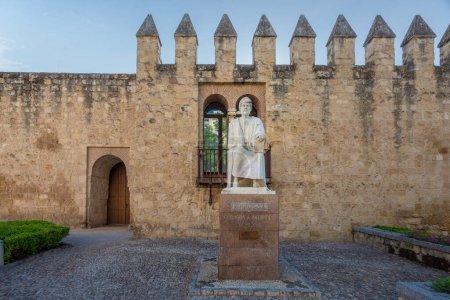 Téléchargez les photos : Cordoue, Espagne - 12 juin 2019 : Statue des Averroès - Cordoue, Andalousie, Espagne - en image libre de droit