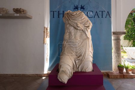 Téléchargez les photos : Cordoue, Espagne - 12 juin 2019 : Thoracata de Cordoue (sculpture romaine du 1er siècle) au Musée archéologique de Cordoue - Cordoue, Andalousie, Espagne - en image libre de droit