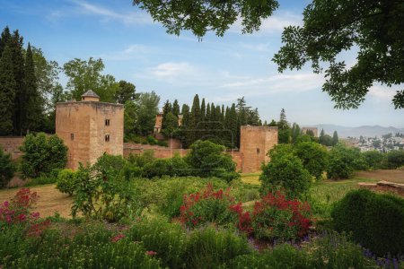 Foto de Torre de las Princesas (Torre de las Infantas) y Torre del Cautivo (Torre de la Cautiva) en Alhambra - Granada, Andalucía, España - Imagen libre de derechos