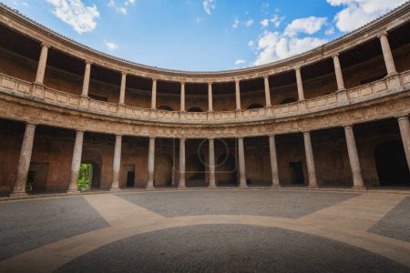 Téléchargez les photos : Intérieur du Palais de Charles V à Alhambra - Grenade, Andalousie, Espagne - en image libre de droit