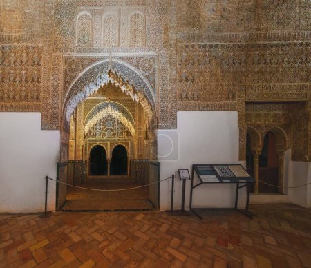 Foto de Granada, España - 4 de junio de 2019: Salón de los Mullions (Sala de los Ajimeces) y Daraxas Mirador en los Palacios Nazaríes de la Alhambra - Granada, Andalucía, España - Imagen libre de derechos