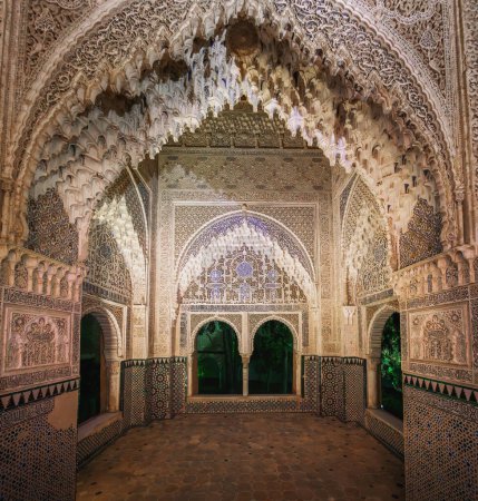 Foto de Granada, España - 4 de junio de 2019: Daraxas Mirador en los Palacios Nazaríes de la Alhambra por la noche - Granada, Andalucía, España - Imagen libre de derechos