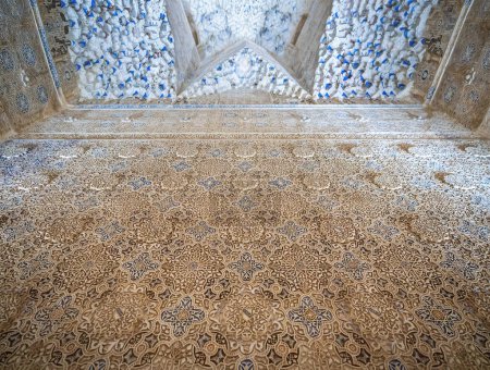Foto de Granada, España - 4 de junio de 2019: Detalle de la decoración mural de estuco en la Sala de los Abencerrajes de los Palacios Nazaríes de la Alhambra - Granada, Andalucía, España - Imagen libre de derechos