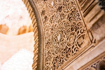 Foto de Granada, España - 4 de junio de 2019: Detalle de la Decoración del Arco de Estuco en el Salón de las Dos Hermanas de los Palacios Nazaríes de la Alhambra - Granada, Andalucía, España - Imagen libre de derechos