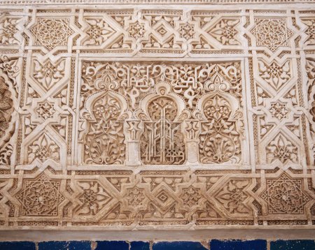 Téléchargez les photos : Grenade, Espagne - 4 juin 2019 : Détail de la décoration murale Stucco dans le palais des Lions aux palais nasrides de l'Alhambra - Grenade, Andalousie, Espagne - en image libre de droit