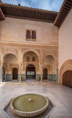 Foto de Granada, España - 5 de junio de 2019: Patio del Cuarto Dorado en los Palacios Nazaríes de la Alhambra - Granada, Andalucía, España - Imagen libre de derechos
