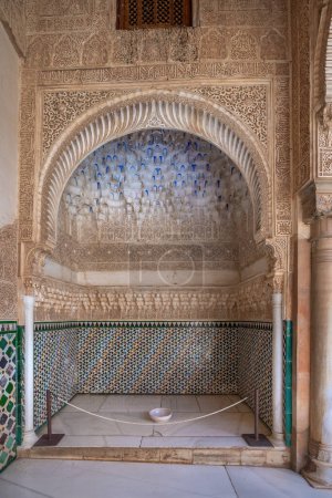 Foto de Granada, España - 5 de junio de 2019: Nichos ornamentados en el Patio de los Arrayanes del Palacio Comares de los Palacios Nazaríes de la Alhambra - Granada, Andalucía, España - Imagen libre de derechos