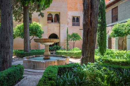 Foto de Granada, España - 5 de junio de 2019: Jardín de Daraxas en los Palacios Nazaríes de la Alhambra - Granada, Andalucía, España - Imagen libre de derechos