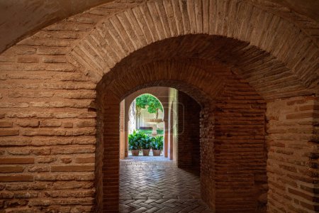 Foto de Granada, España - 5 de junio de 2019: Salón de los Secretos y Jardín Daraxas en los Palacios Nazaríes de la Alhambra - Granada, Andalucía, España - Imagen libre de derechos