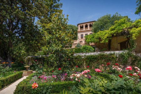 Téléchargez les photos : Grenade, Espagne - 5 juin 2019 : Hauts jardins et pavillon romantique au Generalife Gardens of Alhambra - Grenade, Andalousie, Espagne - en image libre de droit
