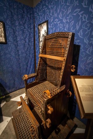 Téléchargez les photos : Grenade, Espagne - 6 juin 2019 : Chaire d'Interrogation (ou Chaire de Fer) - Instrument de Torture au Musée de l'Inquisition au Palais des Oubliés (Palacio de los Olvidados) - Grenade, Andalousie, Espagne - en image libre de droit