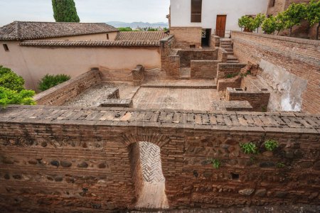 Téléchargez les photos : Grenade, Espagne - 24 mai 2019 : Ruines de Casa de los Amigos (Maison des Amis) à Generalife Gardens of Alhambra - Grenade, Andalousie, Espagne - en image libre de droit