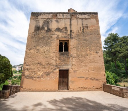 Foto de Granada, España - 24 de mayo de 2019: Torre de las Infantas en el Paseo de las Torres de Alhambra - Granada, Andalucía, España - Imagen libre de derechos