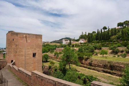 Foto de Granada, España - 24 de mayo de 2019: Torre de la Cautiva en el Paseo de las Torres de Alhambra - Granada, Andalucía, España - Imagen libre de derechos