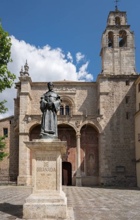 Foto de Granada, España - 25 de mayo de 2019: Fray Luis de Granada Monumento e Iglesia de Santo Domingo - Granada, Andalucía, España - Imagen libre de derechos