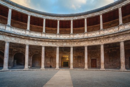 Téléchargez les photos : Grenade, Espagne - 25 mai 2019 : Intérieur du Palais de Charles V à l'Alhambra - Grenade, Andalousie, Espagne - en image libre de droit
