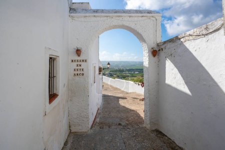 Foto de Besame en este arco en Abades Viewpoint - Arcos de la Frontera, Cádiz, España - Imagen libre de derechos