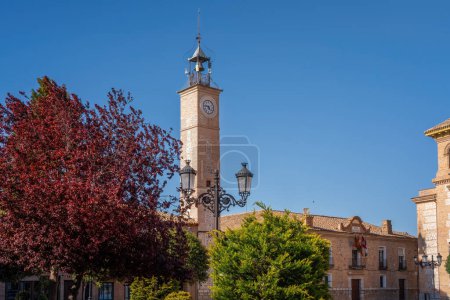 Tour de l'Horloge (Torre del Reloj) et Hôtel de Ville de Consuegra Place de l'Espana - Consuegra, Castille-La Manche, Espagne