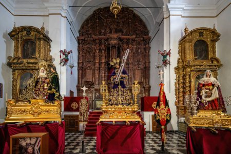 Foto de Arcos de la Frontera, España - 10-abr-2019: Altar de la Iglesia de San Agustín - Arcos de la Frontera, Cádiz, España - Imagen libre de derechos