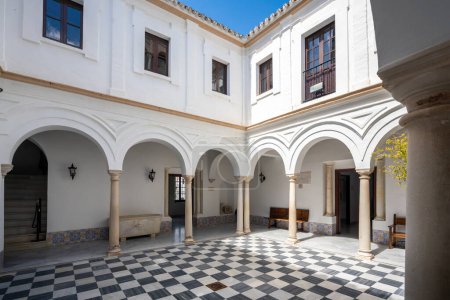 Foto de Arcos de la Frontera, España - 10-abr-2019: Patio del Palacio de Mayorazgo - Arcos de la Frontera, Cádiz, España - Imagen libre de derechos