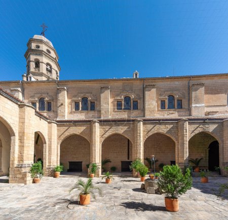 Téléchargez les photos : Baeza, Espagne - 2 juin 2019 : Cloîtres de la cathédrale de Baeza - Baeza, Jaen, Espagne - en image libre de droit
