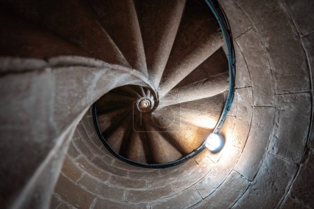 Foto de Baeza, España - 2 de junio de 2019: Escaleras de caracol en el campanario de la catedral de Baeza - Baeza, Jaén, España - Imagen libre de derechos