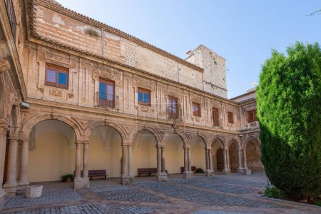 Foto de Jaén, España - Jun 1, 2019: Claustro del Real Monasterio de Santo Domingo - Jaén, España - Imagen libre de derechos