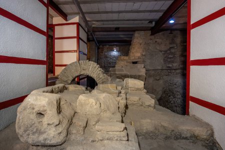 Téléchargez les photos : Jaen, Espagne - 1 juin 2019 : Restes des thermes romains (Thermes) dans les thermes arabes de Jaen - Jaen, Espagne - en image libre de droit