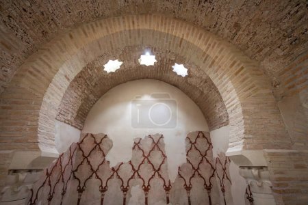 Foto de Jaén, España - 1 de junio de 2019: Frescos de época almohade en el vestuario (vestíbulo) de los baños árabes de Jaén - Jaén, España - Imagen libre de derechos