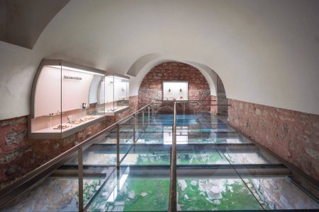Foto de Jaén, España - Jun 1, 2019: Sala con restos arqueológicos en los baños árabes de Jaén - Jaén, España - Imagen libre de derechos