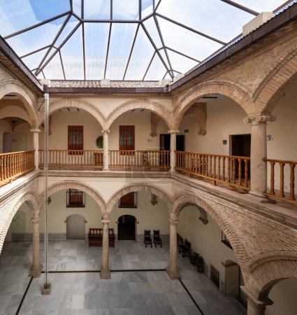Foto de Jaén, España - 1 de junio de 2019: Patio del Palacio de Villardompardo - Jaén, España - Imagen libre de derechos