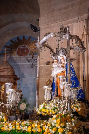 Foto de Montefrio, España - 28 de mayo de 2019: Virgen de los Remedios en la Iglesia de La Encarnación - Montefrio, Andalucía, España - Imagen libre de derechos