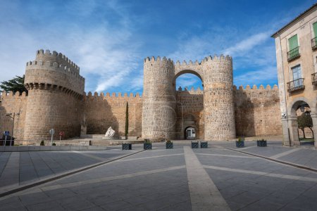 Téléchargez les photos : Porte de Puerta del Alcazar et Torre del Homenage (Garder) aux murs médiévaux d'Avila - Avila, Espagne - en image libre de droit