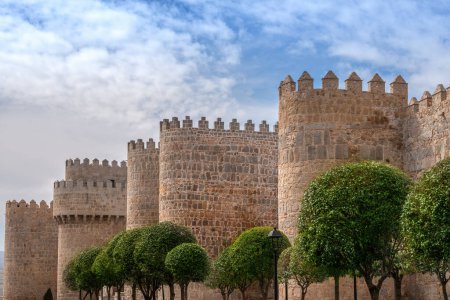 Téléchargez les photos : Tours d'Avila Murs médiévaux - Avila, Espagne - en image libre de droit