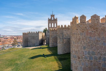 Téléchargez les photos : Murs médiévaux Avila avec Puerta del Carmen Gate et Bell Gable - Avila, Espagne - en image libre de droit