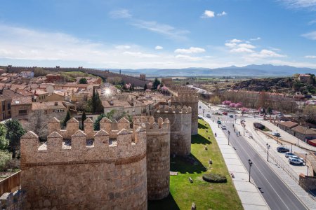 Téléchargez les photos : Vue aérienne d'Avila et des tours murales - Avila, Espagne - en image libre de droit