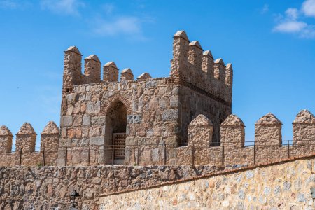 Téléchargez les photos : Tour aux murs médiévaux d'Avila - Avila, Espagne - en image libre de droit