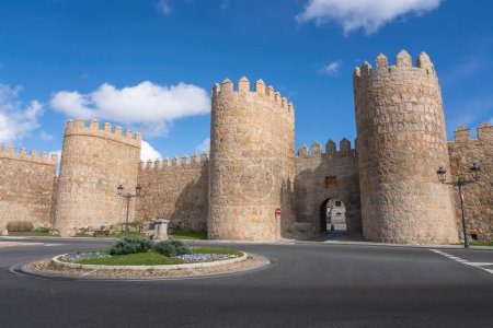 Téléchargez les photos : Porte de Puerta del Puente aux murs médiévaux d'Avila - Avila, Espagne - en image libre de droit
