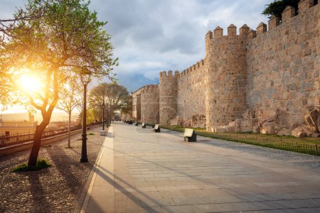 Téléchargez les photos : Promenade by Avila Murs médiévaux au coucher du soleil - Avila, Espagne - en image libre de droit