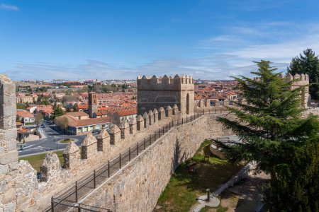 Téléchargez les photos : Murs médiévaux de l'église d'Avila et San Martin - Avila, Espagne - en image libre de droit