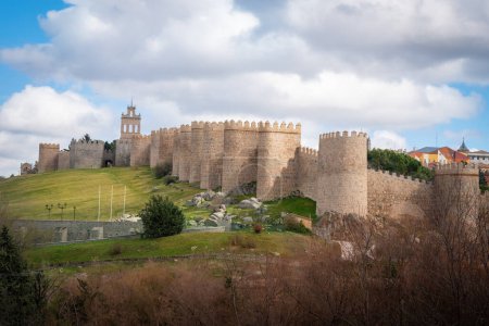 Téléchargez les photos : Murs médiévaux d'Avila et Puerta del Carmen Gate Bell Gable - Avila, Espagne - en image libre de droit