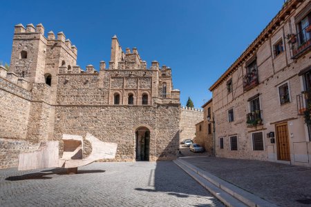 Téléchargez les photos : Tolède, Espagne - 27 mars 2019 : Porte Puerta de Alfonso VI (Puerta de Bisagra) - Tolède, Espagne - en image libre de droit