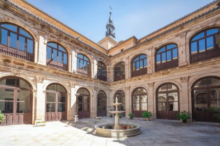 Foto de Toledo, España - 27 de marzo de 2019: Real Colegio de Doncellas Nobles (Real Colegio de Nobles Doncellas) Patio Toledo, España - Imagen libre de derechos