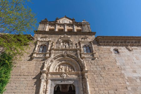 Téléchargez les photos : Toledo, Espagne - 29 mars 2019 : Plateresque Portal at Santa Cruz Museum - Toledo, Espagne - en image libre de droit