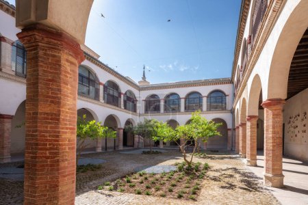 Foto de Toledo, España - Mar 29, 2019: Patio del Museo de Santa Cruz - Toledo, España - Imagen libre de derechos